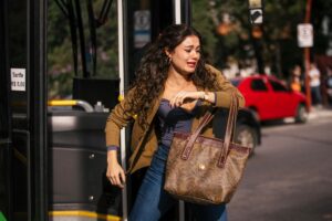 Gerluce (Sophie Charlotte) decide descer do ônibus, mas é empurrada em 'Três Graças