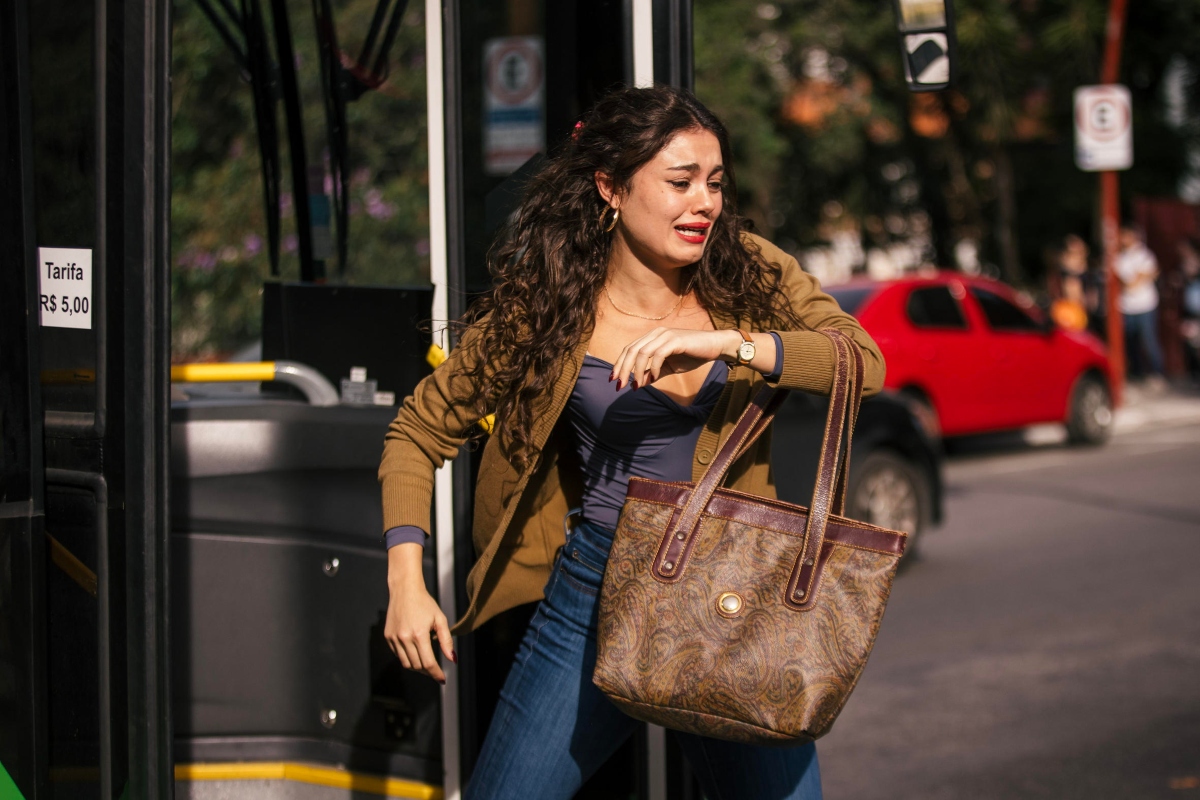 Gerluce (Sophie Charlotte) decide descer do ônibus, mas é empurrada em 'Três Graças