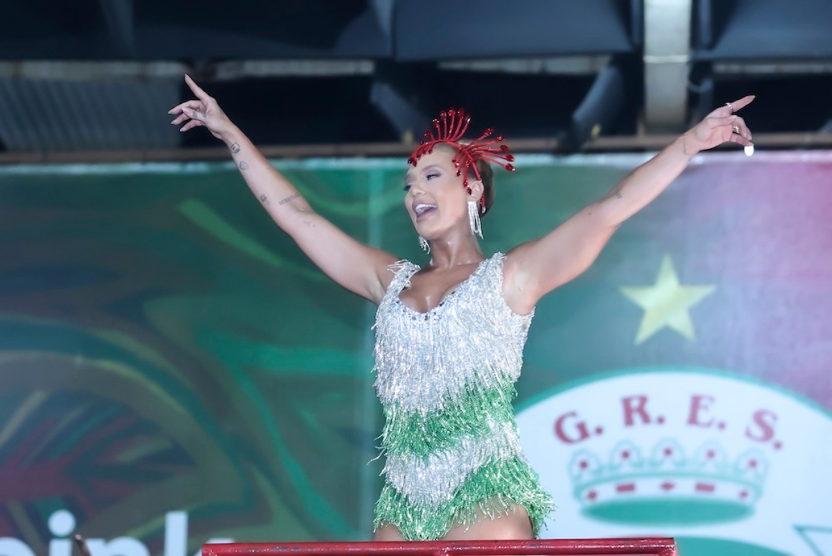 Virginia samba na quadra da Grande Rio