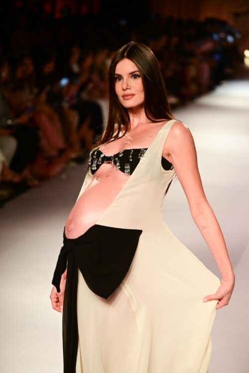 Camila Queiroz desfila aos 8 meses de gestação