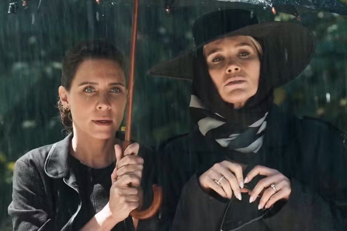 Sandra (Flávia Alessandra) assiste ao próprio sepultamento com Inês (Joana Solnado) em 'Êta Mundo Melhor'