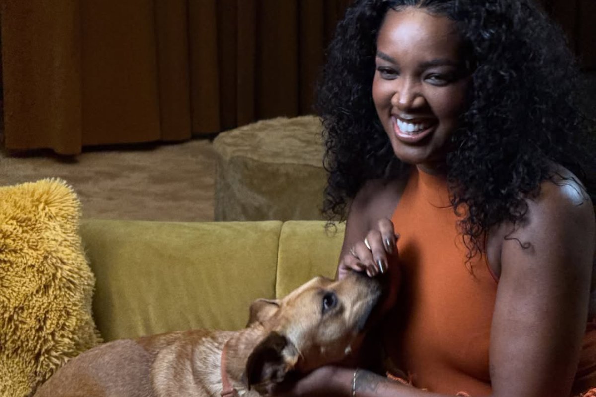 iza posando com cachorro caramelo