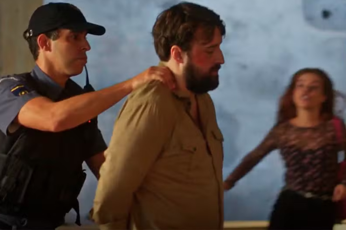 Kami (Giovanna Lancellotti) indo socar abusador preso em Dona de Mim