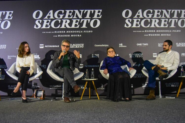 Kleber Mendonça Filho, Tânia Maria e Gabriel Leone na coletiva de imprensa de "O Agente Secreto"