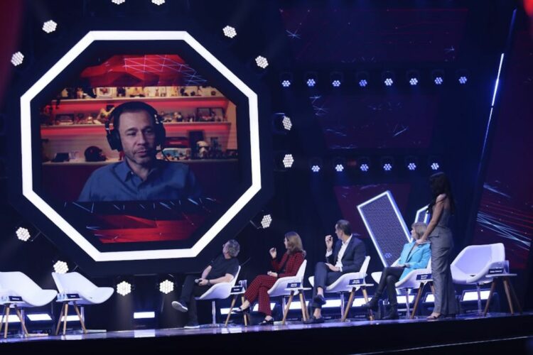 Tiago Leifert na coletiva do The Voice