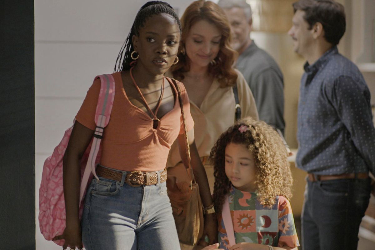 Leo (Clara Moneke) com Sofia (Elis Cabral) em Dona de Mim