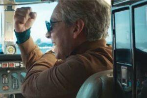 Marco Aurélio (Alexandre Nero) até deu uma banana para o Brasil em 'Vale Tudo'