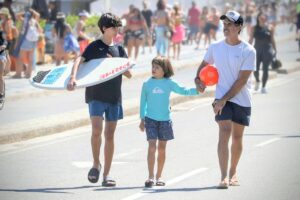 Eriberto Leão e os filhos no calçadão