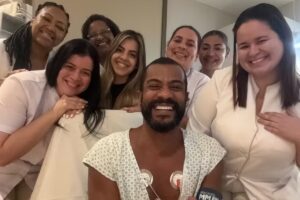 Samuel de Assis, internado, ao lado das enfermeiras