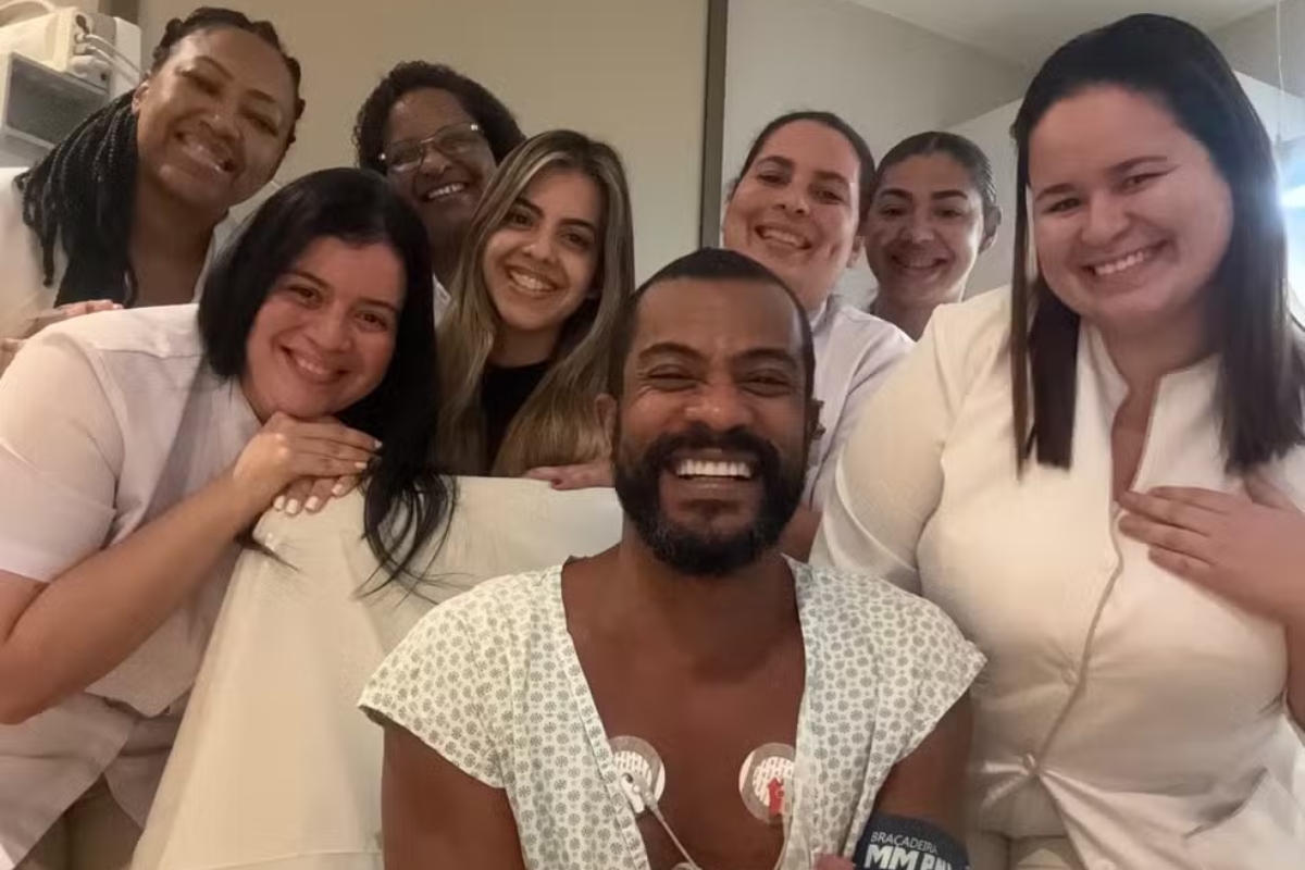 Samuel de Assis, internado, ao lado das enfermeiras