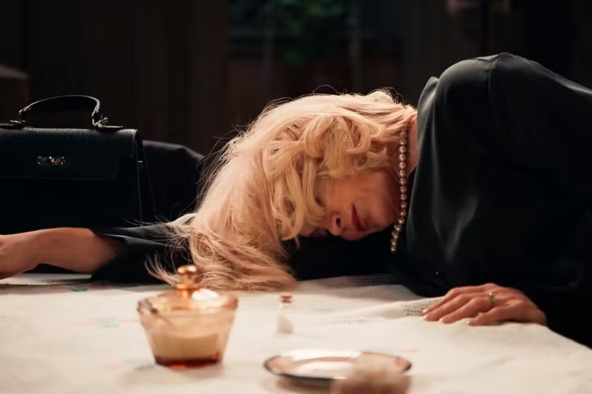 Sandra (Flávia Alessandra) é dopada em 