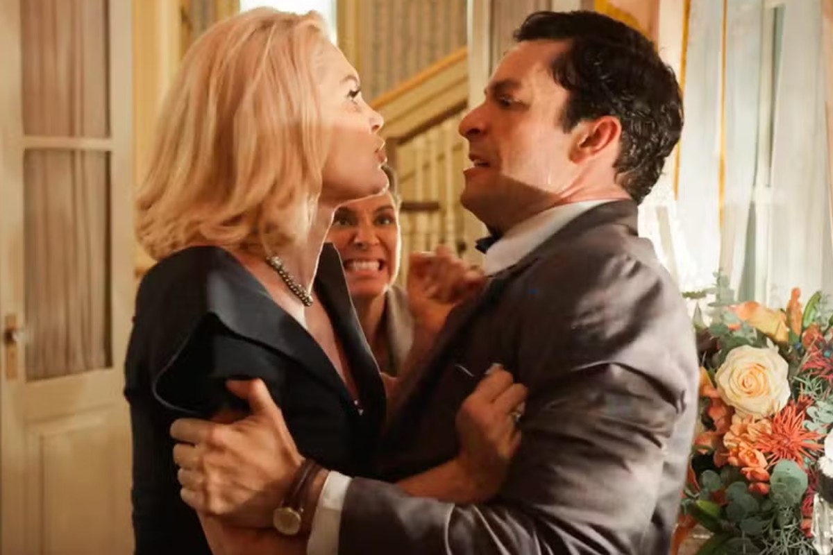 Sandra (Flávia Alessandra) ameaça entregar Celso (Rainer Cadete) para Candinho (Sergio Guizé) em Êta Mundo Melhor