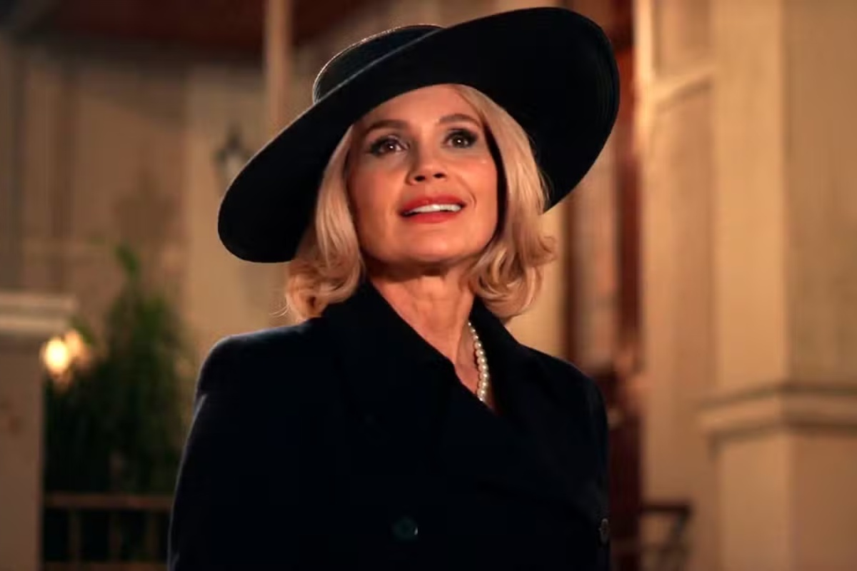 Sandra (Flávia Alessandra) promete causar na sua volta ao Brasil em 'Êta Mundo Melhor'