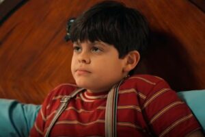 Simbá (Arthur Yera) conta a Celso (Rainer Cadete) que mentiu sobre Policarpo em Êta Mundo Melhor