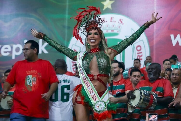 Tati Minerato apresentada como musa da Grande Rio