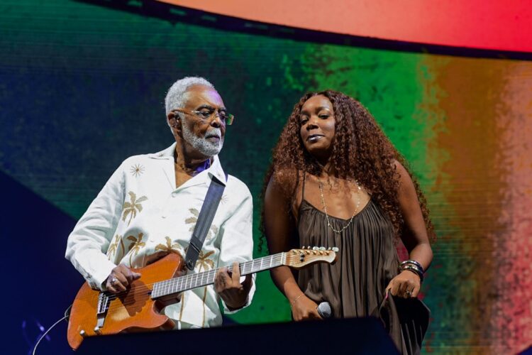 IZA canta com Gilberto Gil na turnê 'Tempo Rei