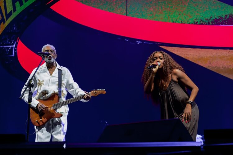 IZA canta com Gilberto Gil na turnê 'Tempo Rei