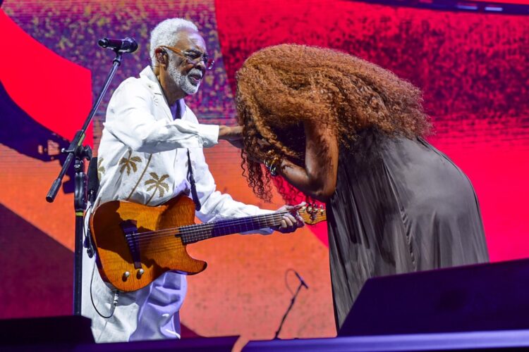 IZA canta com Gilberto Gil na turnê 'Tempo Rei