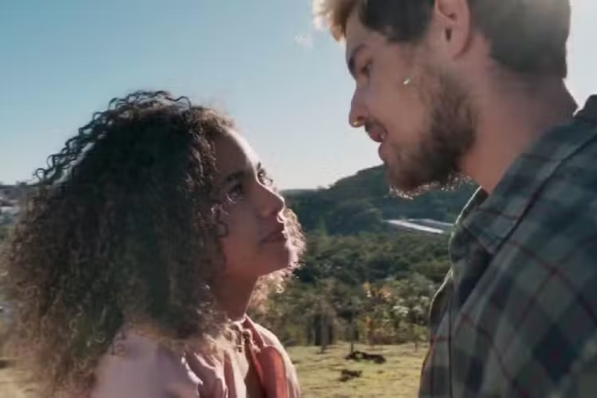 Três Graças - Joelly (Alana Cabral) e Raul (Paulo Mendes)