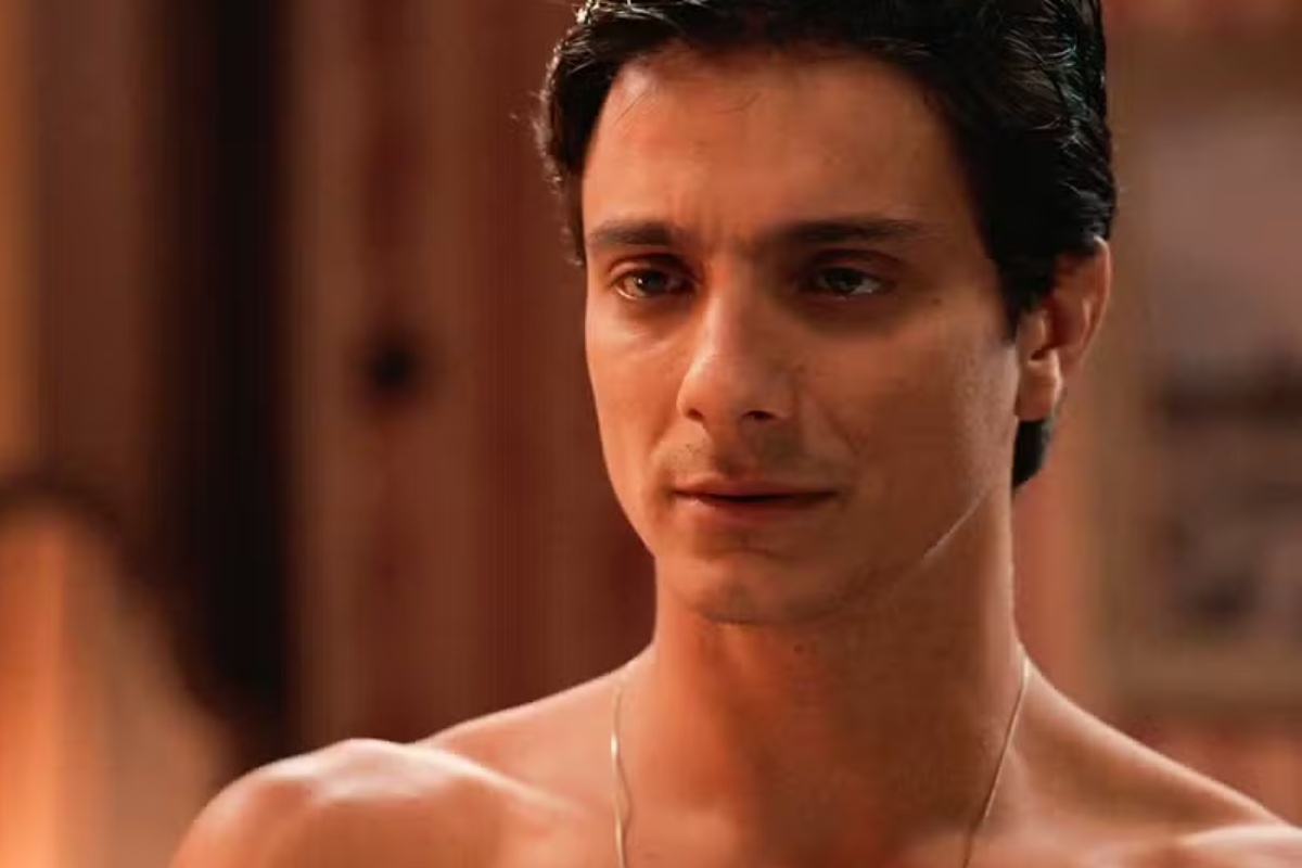 Túlio (Cadu Libonati) fica surpreso ao ver foto de Estela (Larissa Manoela) em panfleto em 'Êta Mundo Melhor'