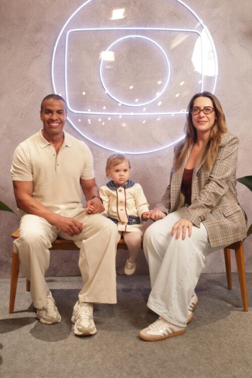 Thiago Oliveira, a esposa Bruna e a filha Ella