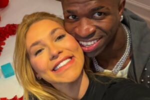 virginia fonseca e vini jr. abraçados após assumirem namoro