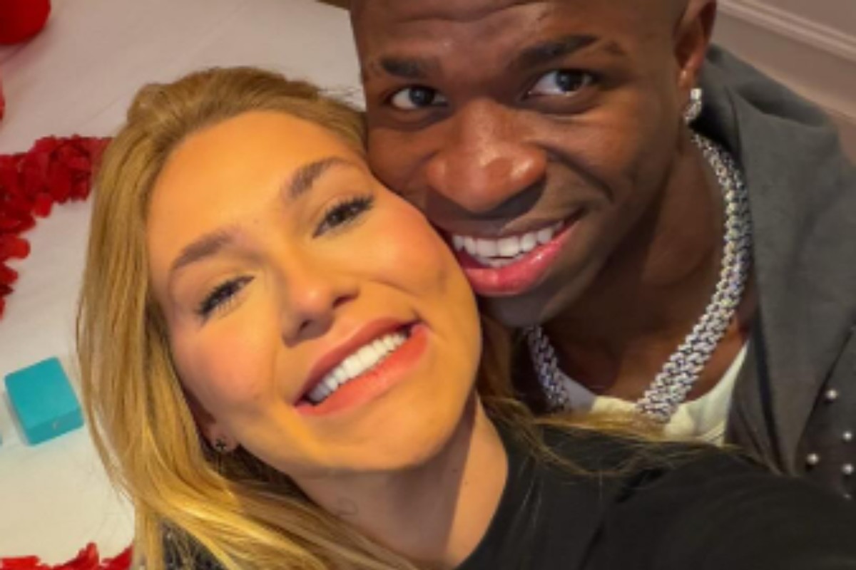 virginia fonseca e vini jr. abraçados após assumirem namoro