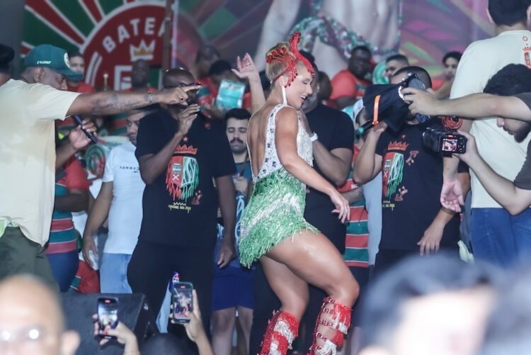 Virginia samba na quadra da Grande Rio