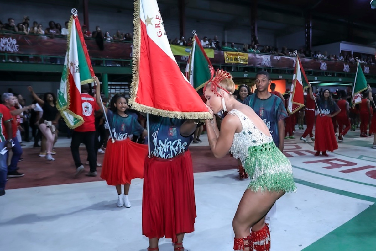 Virginia beija a bandeira