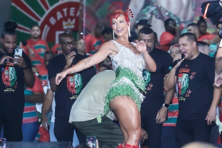 Virginia samba na quadra da Grande Rio