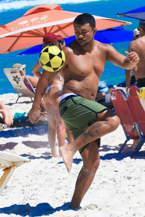 Xamã joga futvôlei na praia da Barra