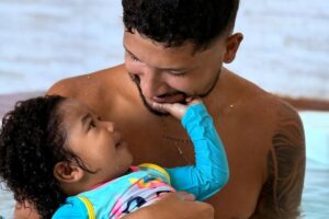 yuri lima cuidando da filha, nala