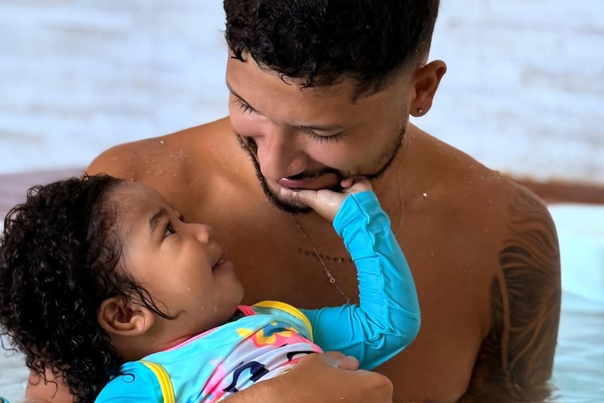 yuri lima cuidando da filha, nala