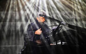 Otaviano Costa canta no palco do Prêmio Kwai