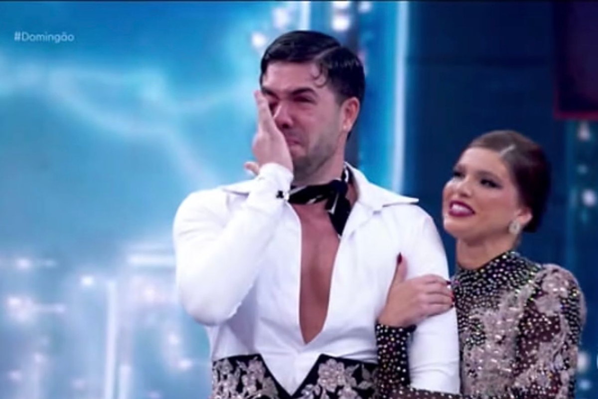 Alvaro chora ao ser eliminado no Dança dos Famosos