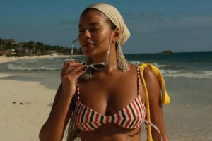 bella campos posando nas férias