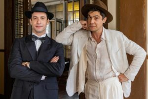 Candinho (Sérgio Guizé) e Celso (Rainer Cadete) em Êta Mundo Melhor