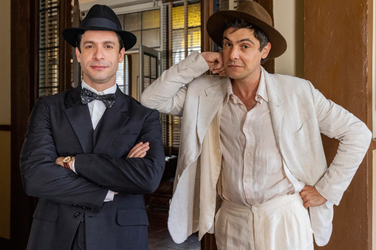 Candinho (Sérgio Guizé) e Celso (Rainer Cadete) em Êta Mundo Melhor