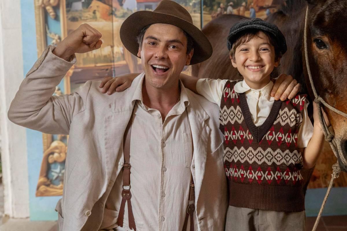 Candinho (Sergio Guizé) com Samir (Davi Malizia) em 