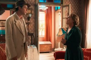 Candinho (Sergio Guizé) pede para Zulma (Heloisa Périssé) deixar Dita (Jeniffer Nascimento) em paz em 'Êta Mundo Melhor'