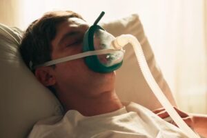 Candinho (Sergio Guizé) é internado em estado grave em Êta Mundo Melhor