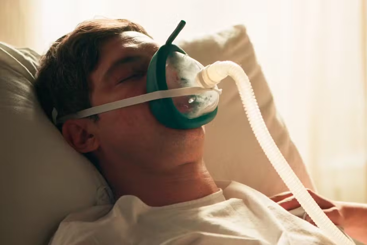 Candinho (Sergio Guizé) é internado em estado grave em Êta Mundo Melhor