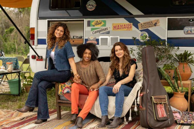 Janete (Letícia Spiller), Zuzu (Elisa Lucinda) e Agrado (Isadora Cruz) em Coração Acelerado