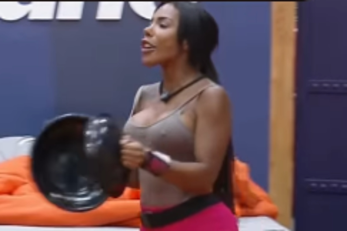 carol lekker batendo panela em a fazenda 17