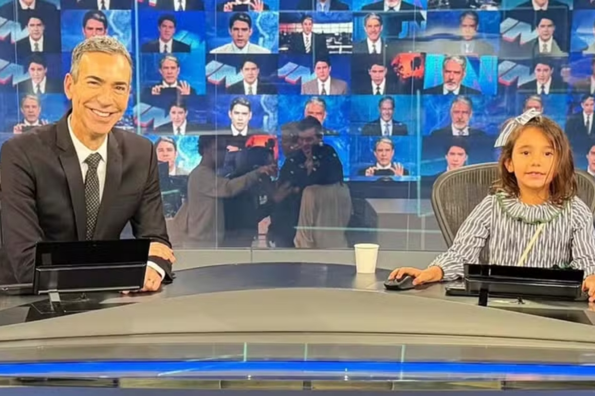 César Tralli e a filha, Manuela, na bancada do JN