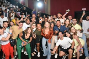 Claudia Leitte faz sessão especial para fãs no cinema