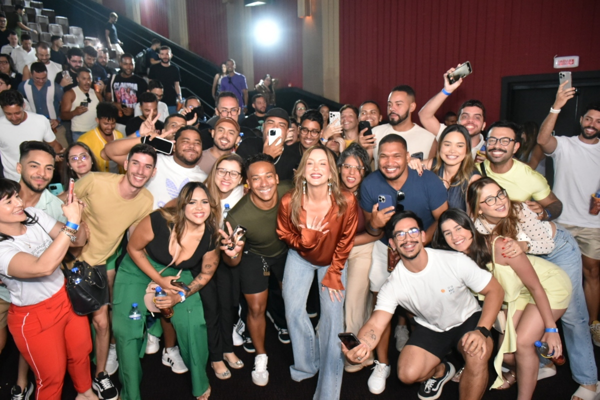 Claudia Leitte faz sessão especial para fãs no cinema