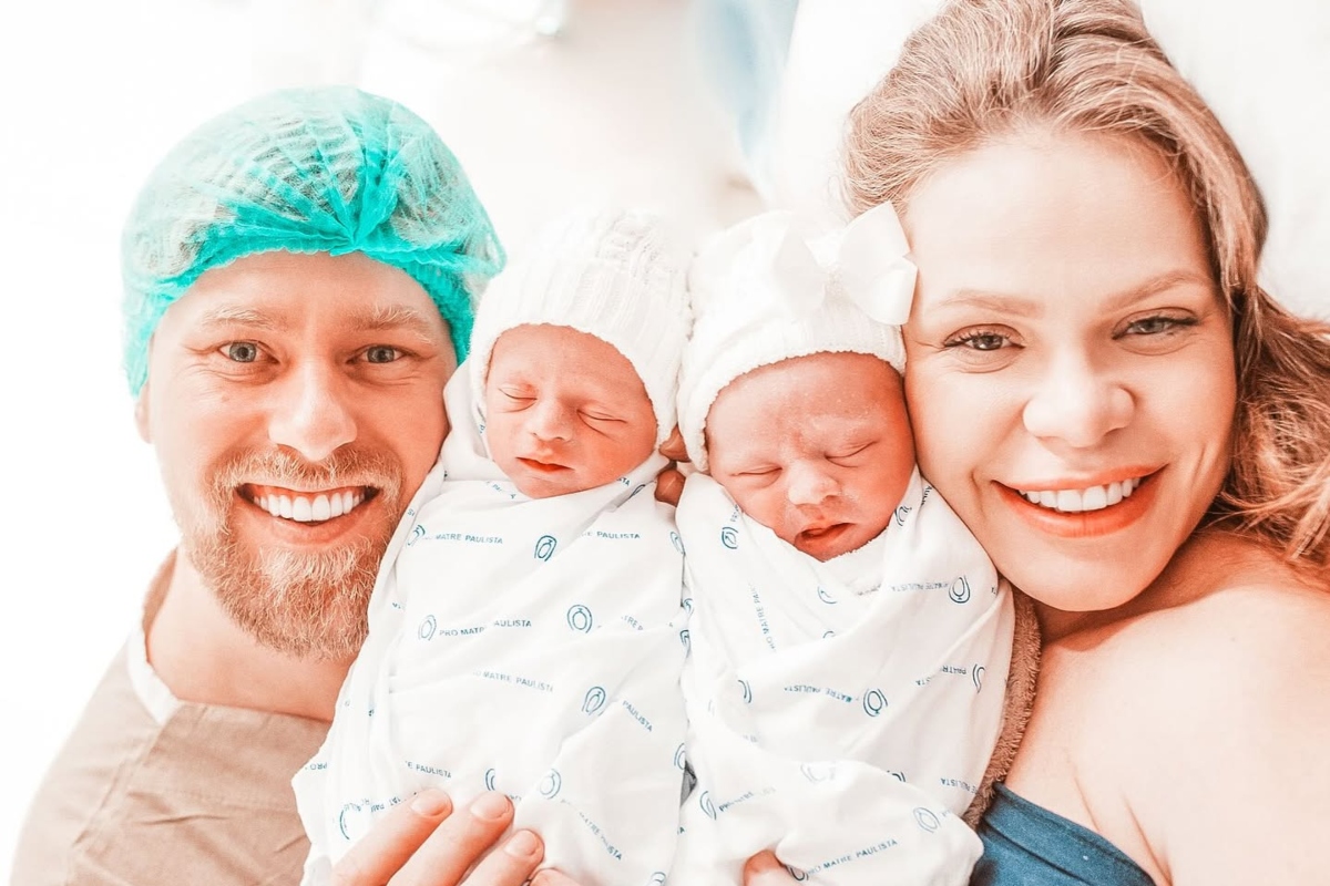 Paulinha Leitte e o marido exibem os filhos gêmeos