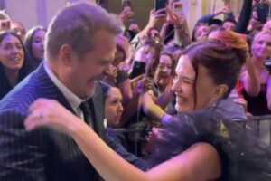 david harbour e millie bobby brown se reencontrando na premiére de stranger things