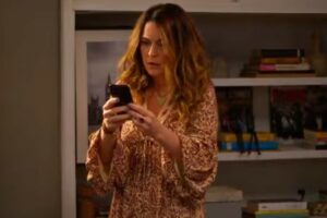 Filipa encontra celular de Ricardo no quarto de Jaques em Dona de Mim